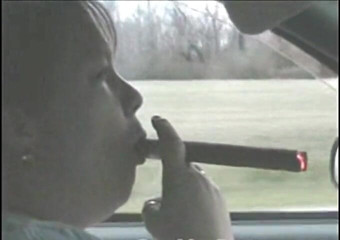Smoking Dawn: Ogromne cygaro w samochodzie