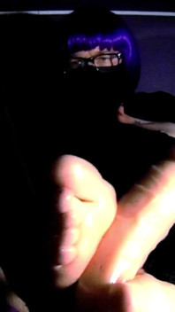 POV footjob a cumming s Raven Letrap