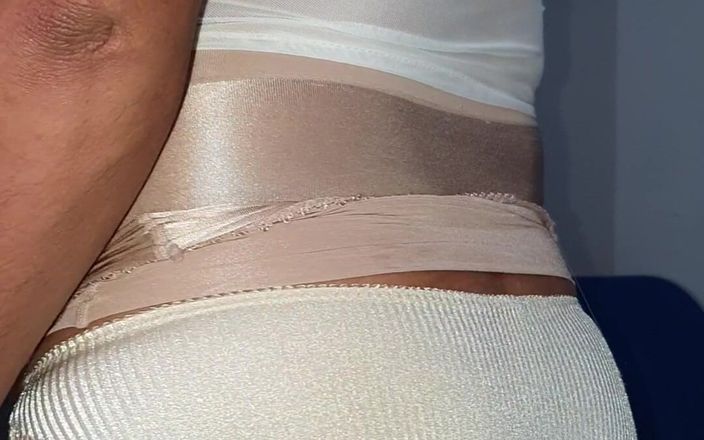 Sexy shinny clothes: तरल साटन स्कर्ट और नायलॉन ब्रीफ