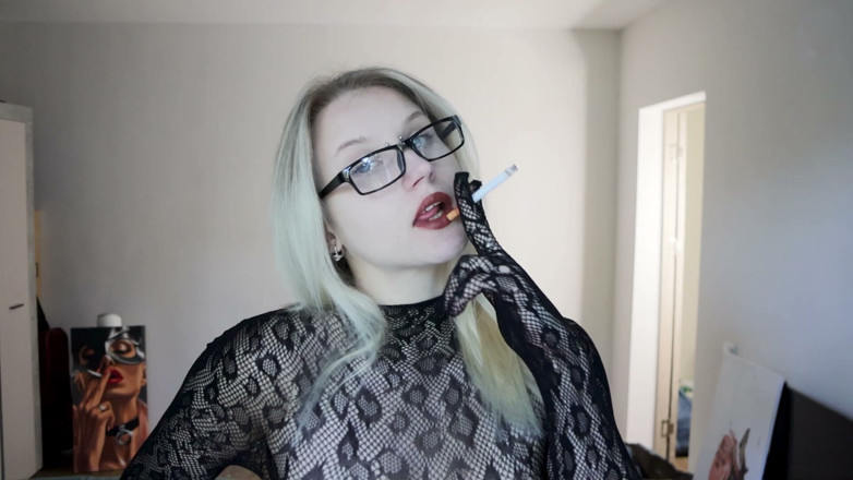MertyXXX: Fata cu scrumiera