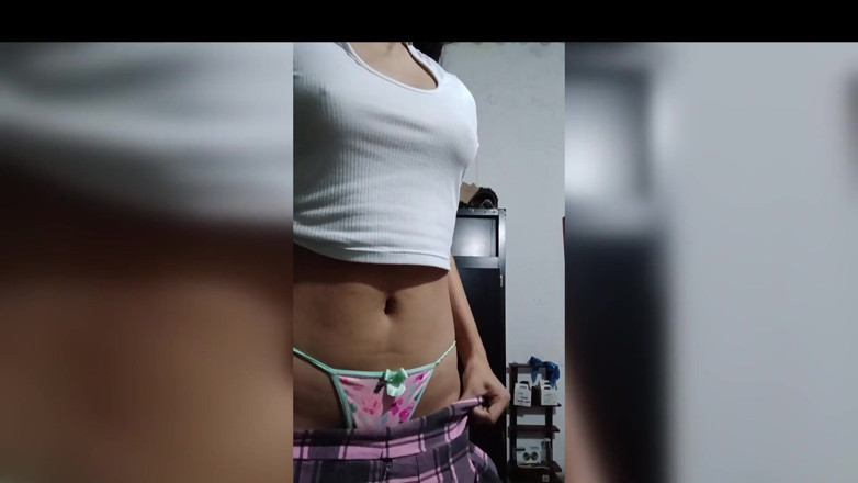 HomemadeTeenhot18: Teens18+ अपने टीचर को अपने स्तनों का वीडियो भेजता है ताकि वह उसे अगली कक्षा में पास कर सके