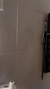 Mijn stiefvader komt onder de douche als ik aan het baden ben