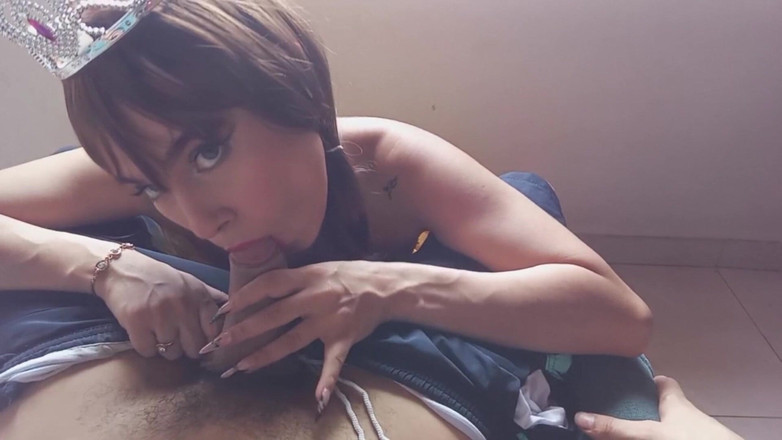 Crystal Foxxx: 美味しいプリンセスが義理の兄にフェラチオをする