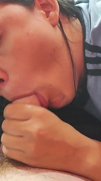 Cette amie qui l’aide avec la bouche qui bave