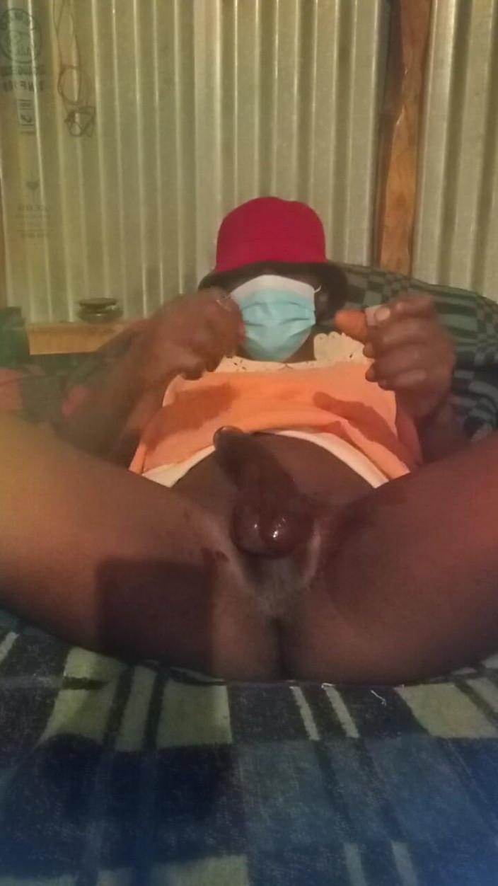 Sexyjayla254: Travesti erkek arkadaşım boşalana kadar büyük güzel yarağını okşuyor