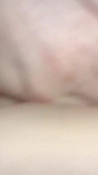 Nettes geiles teen benutzt ihren dildo in einem Uber, bis sie squirtet