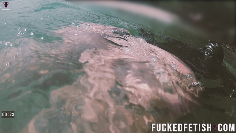 Fucked fetish: Kostenlose tauchflossen unter offenem meer, sexy latina-göttin