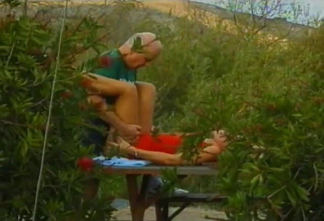 Meet and Fuck: Kåt gammal man sätter på blond MILF på en picknickplats