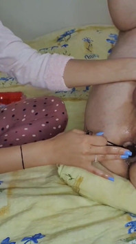 Kongkek dildo kaca dan handjob yang menakjubkan