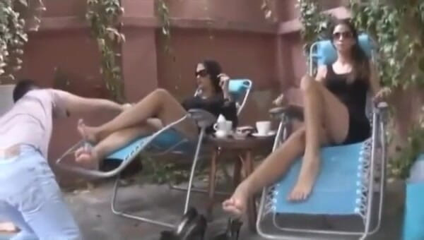 Foot Girls: Arrogantes pirralhas grosseiras usam seu pé escravo na loggia para...