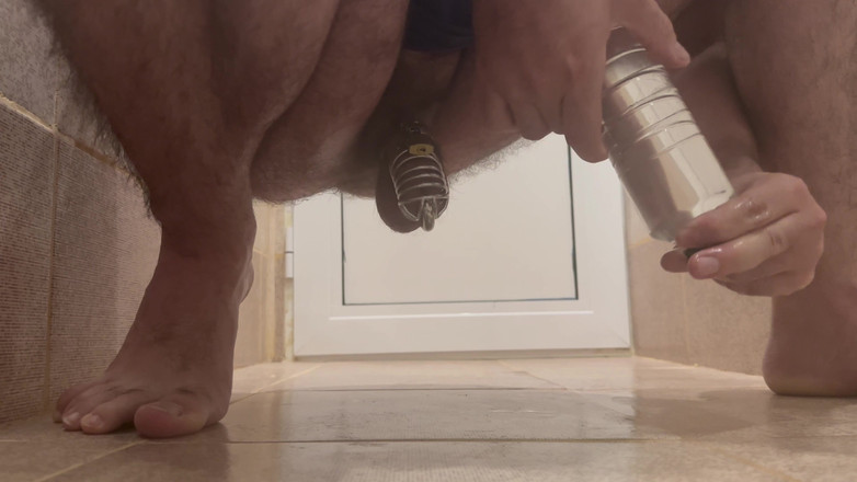 Weird-bisex: Pirsingli yarak bekaret şişesi sokma anal