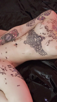 La sottomessa kitty prende un dildo in bocca e nella figa