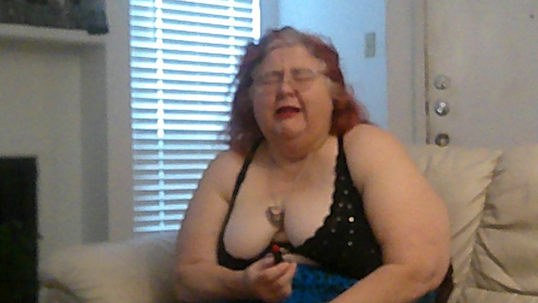 BBW nurse Vicki adventures with friends: Zralá bbw zrzavá sestřička Vicki s vámi mluví, když dělá...