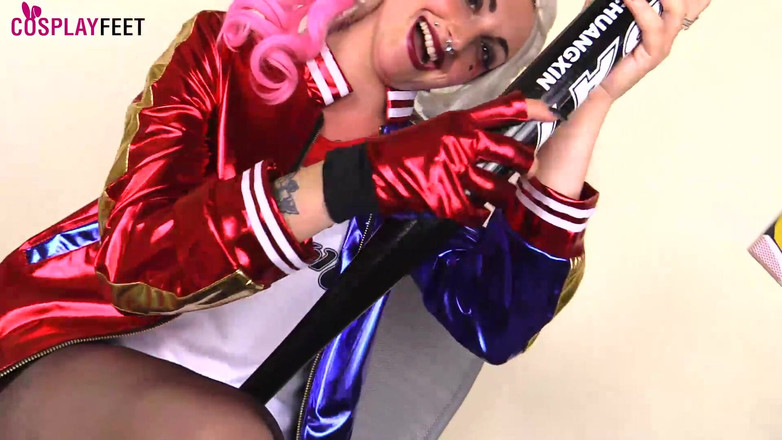 Feet & Cosplay: Medusa 金发女郎穿着黑色尼龙袜的哈雷奎恩角色扮演服装看起来火辣