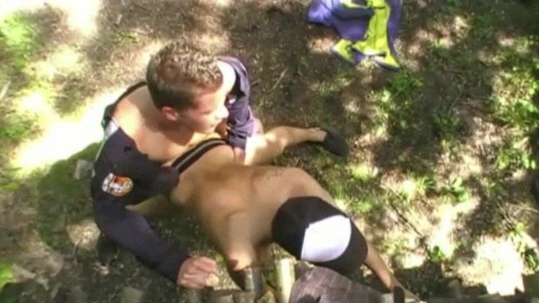 Crunch Boy: Twink zerżnięta w exhib w jockstrap przez strażaka