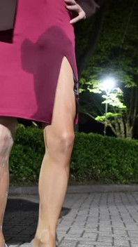 赤いドレスと光沢のあるタイツがおしっこに濡れてる
