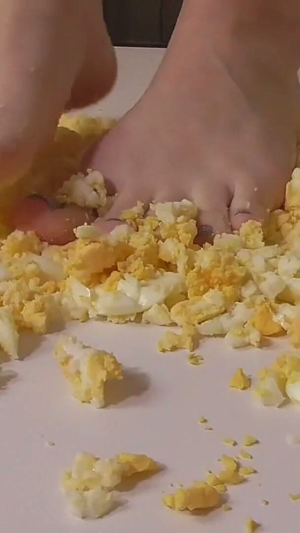 Solo Austria: I crush your nuts like these eggs!