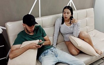 My Girlfriend’s Horny Stepsister Seduces Me to Fuck Her Pussy – Porn in Spanish