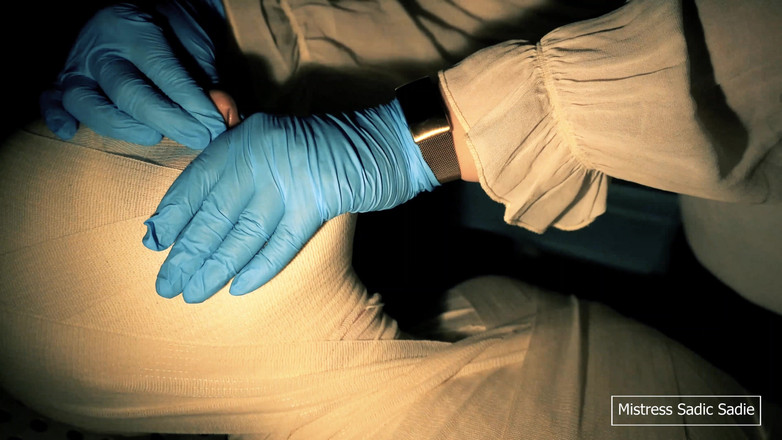 Sadic Sadie: Lékařská hra s mumifikací, jehlami, CBT a elektro hrou.