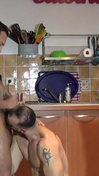 Viktor Rom šuká bez kondomu před webovou kamerou v kuchyni