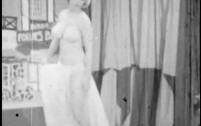 Vintage Usa: Striptease van een blonde vrouw in de jaren zestig