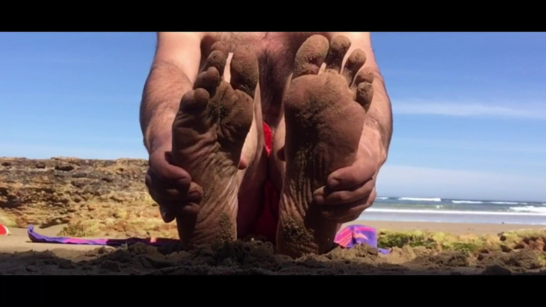 Manlyfoot: Sandy feet - नमकीन तलवे - ऑस्ट्रेलिया में दक्षिण के न्यडिस्ट समुद्र तट पर Manlyfoots बड़े पुरुष पैर