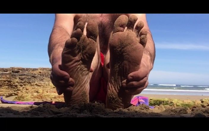 Manly foot: Sandy Feet - 塩漬けの足裏 - オーストラリアのサウスサイドヌーディストビーチのManlyfoots大きな男性の足