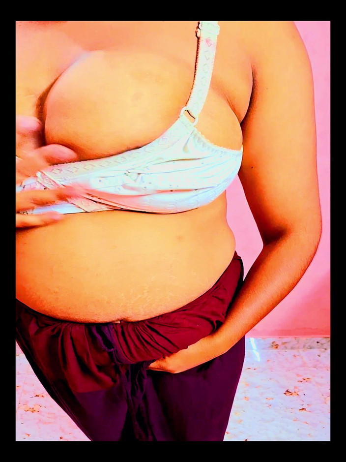 Nazmabd: 25-jarige grote borsten tonen en dikke kont