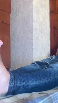 Topless footjob, boquete & porra nos meus dedos em jeans magros