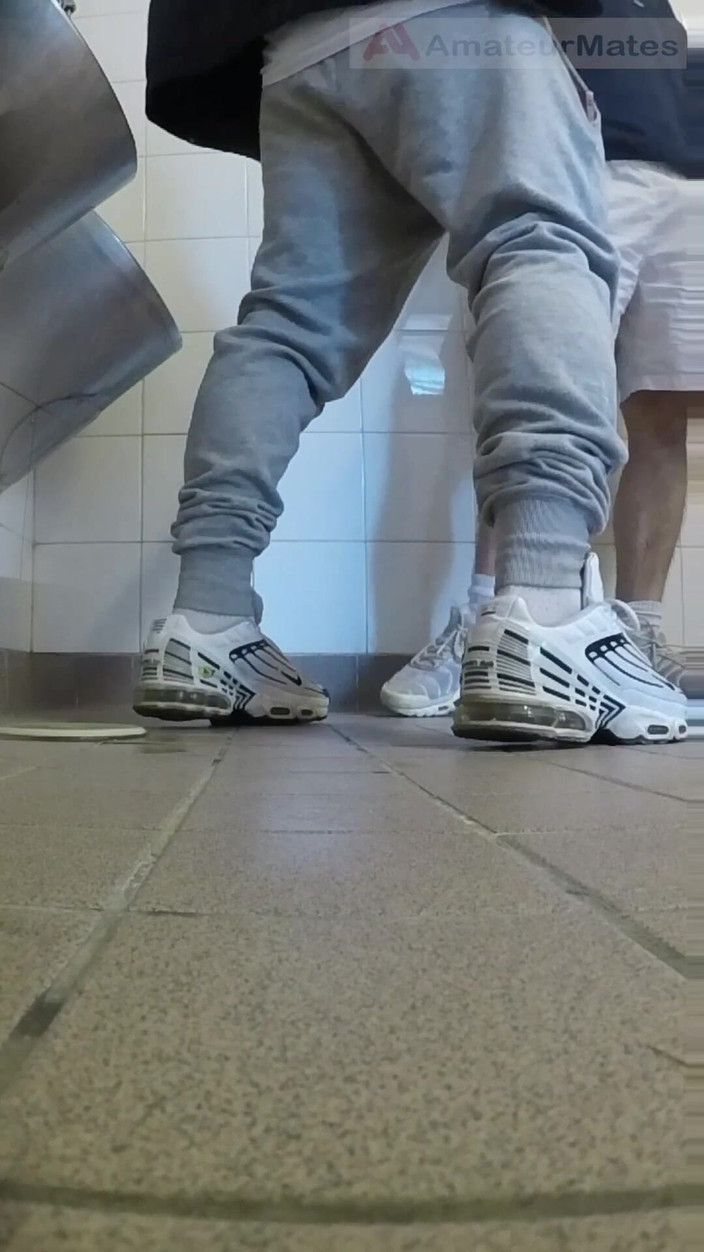 AmateurMates: Amateur-jungs in Turnschuhen Wichsen Und Versuchen Handjob in Der Öffentlichkeit, Toiletten-urinal