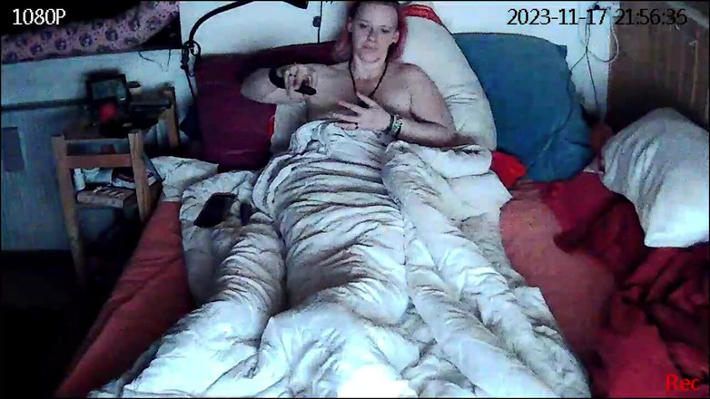 KittieNoOne: Přistižena milfka, jak masturbuje na kameru