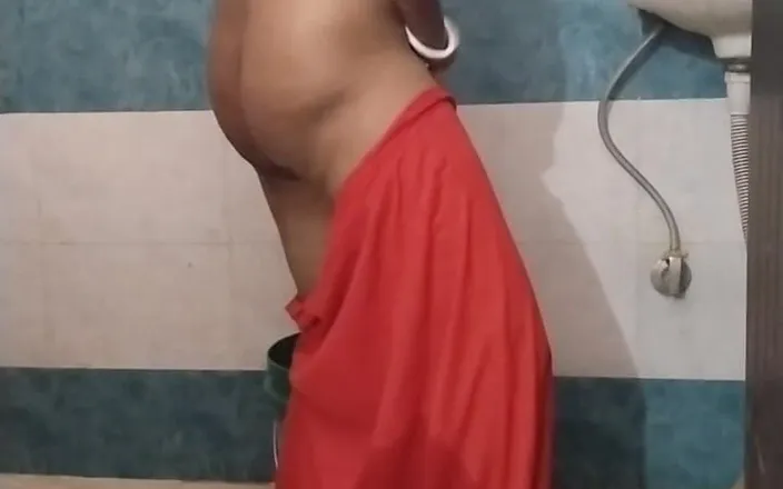 Indian anty hot sex: Anty Bathroom Soap Malis Booms