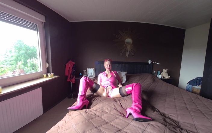 BlondeHexe VR: Rosa tjej låter dig runka