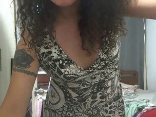Nikki Montero: Ik pronk met mijn nieuwe jurk op een webcam