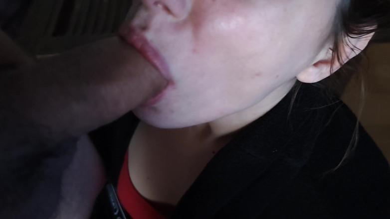 vuana: Cumslut amateur milf chupando grande polla en su rodillas mamada