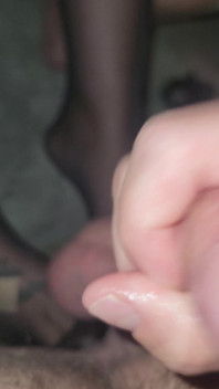 Enorme sborrata sui piedi dopo il pompino dalla moglie latina mentre indossa calze e lingerie sexy