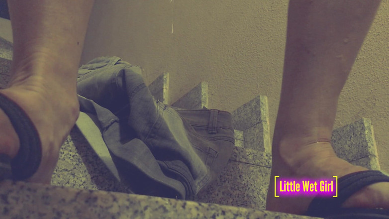 Little Wet Girl: Verzweifeltes pissen in shorts und höschen auf der treppe