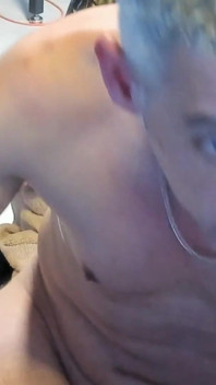 Autofellatio anal gape combo 10 dakikalık kendi kendine bacaklarını emiyor ve derin delik oyunu