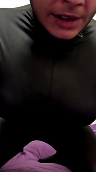 Strumpfhosen-umhüllung. Gesichtsloses nylonanzug necken, fingerlutschen und intensiver orgasmus