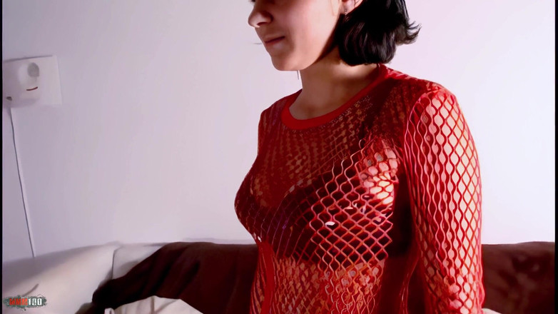 MMM100 Solo: Erika: хорошенькая миниатюрная брюнетка Erika снимает одежду на диване