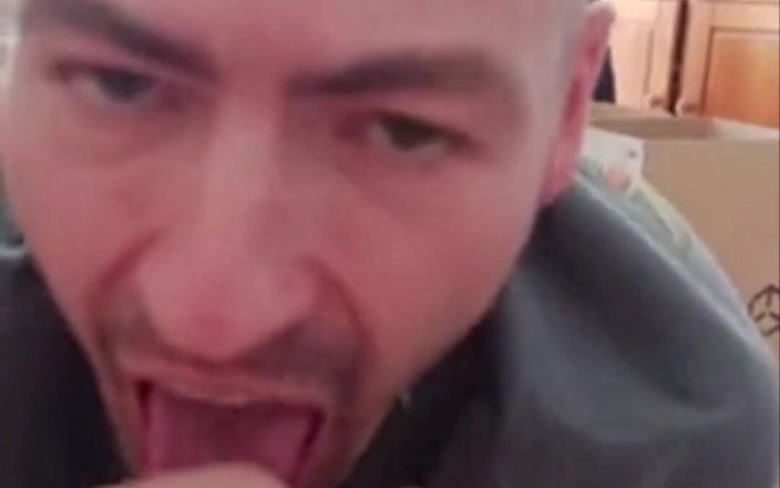 Justin hoodwar: Chlap dává svého velkého ptáka kouření do pusy a stříká...
