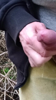 Açık havada kordon takıyor, mastürbasyon yapıyor ve ormanda boşalıyor - rockard daddy