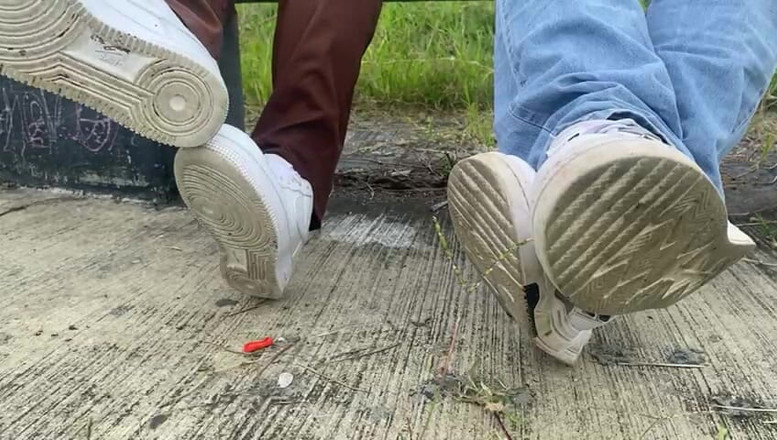 Mr Feet Colombia: 우리는 사무실을 나와 공원에 머물렀어요, 발에 땀이 많이 나서