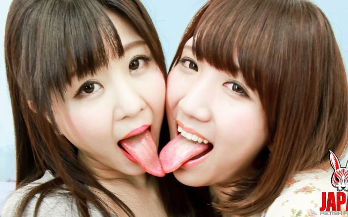 Japan Fetish Fusion: Mayu Tachibana &amp;amp;; Yuika Sawa íntima por trás do tiroteio com beijos...