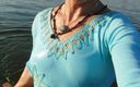 Alexa Cosmic: Trans Flicka som simmar i sjön i kläder blå blus...