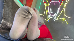 Mistress Legs: Vratící se prsty pro tebe v červených punčochách a špinavých bílých ponožkách