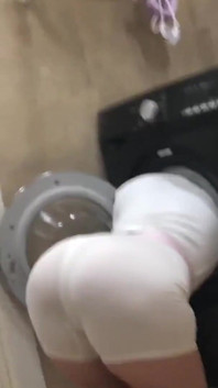 세탁기에 갇히는 것이 가능한지 이복 여동생을 확인했습니다.