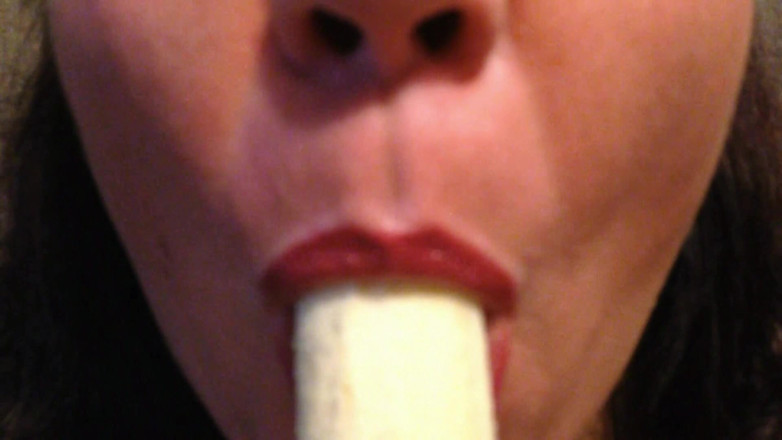 Lily Lipstixxx: Pisang menelan, bukan meludah!