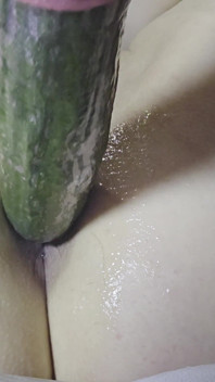 Dubur MILF Seksi Diregangkan Dengan Timun Yang Bagus