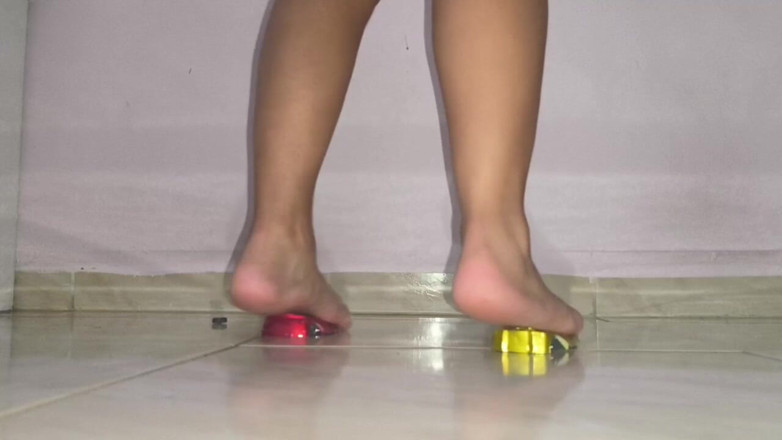 Isabel: Écrasez des voitures aux pieds nus